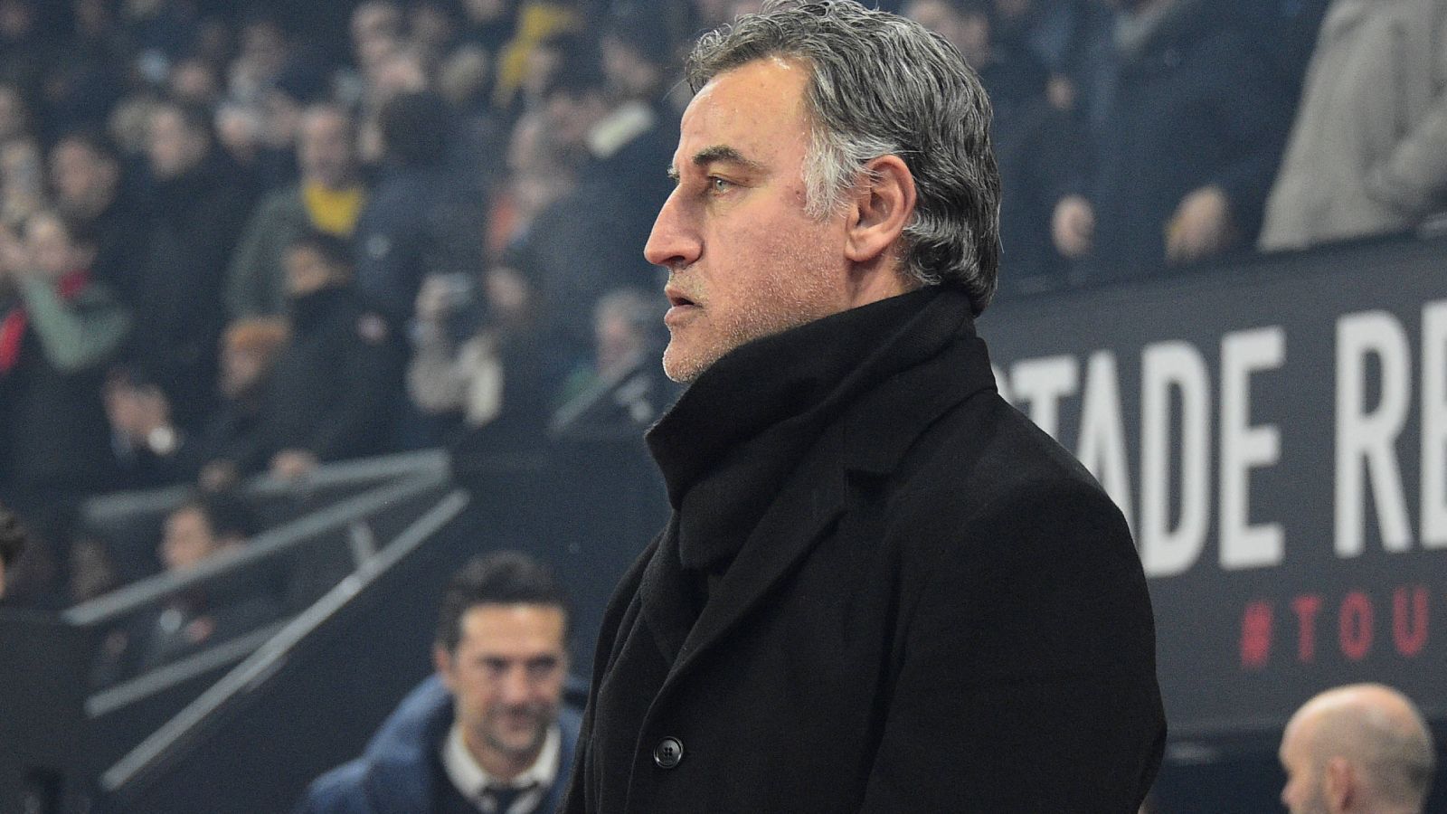
                <strong>Verlierer: Paris St. Germain</strong><br>
                Zum Ende der Transferperiode steht Paris St. Germain gänzlich ohne Neuzugänge da. Das war jedoch nicht zwingend die Schuld der Pariser. Der Serienmeister aus Frankreich war sich sowohl mit Milan Skriniar von Inter Mailand als auch mit Hakim Ziyech von Chelsea einig. Während Inter einfach die Angebote von PSG missachtete, war mit Chelsea und Ziyech eigentlich alles klar - inklusive Medizincheck. Am Ende verhinderte die fast schon amateurhafte Schusseligkeit der Chelsea-Verantwortlichen einen Transfer: Die "Blues" übermittelten PSG drei Mal (!) falsche Dokumente. Als dann die richtigen Unterlagen im Parc des Princes endlich ankamen, war es zu spät. PSG will sich das jedoch nicht gefallen lassen und prüft rechtliche Schritte. Zudem wurde Einspruch beim französischen verband LFP eingelegt. Erfolgsaussichten: Gering.
              