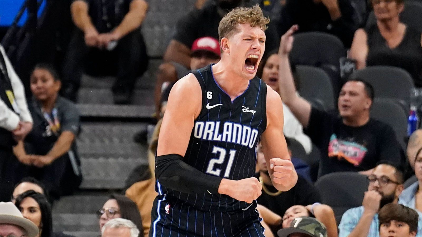 
                <strong>Moritz Wagner (Orlando Magic)</strong><br>
                Moritz Wagner wird den Saisonstart der NBA verpassen. Der Big Man verletzte sich in der Preseason am Knöchel und wird zunächst zuschauen müssen. Ärgerlich für den 25-Jährigen, der auch die Europameisterschaft im Sommer angeschlagen verpasste. Für die Magic wird der Bruder von Franz wohl, wie schon in der vergangenen Spielzeit, von der Bank kommen und dem Gegner mit seiner Energie und seinem Arbeitseifer auf die Nerven gehen und (hoffentlich) wieder rund zehn Punkte pro Partie erzielen. Wichtig für Wagner: Fit werden und fit bleiben!
              