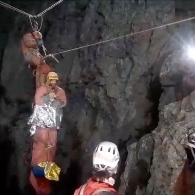 Mitglieder des CNSAS, alpen- und höhlenkundliche Retter transportieren den kranken US-Forscher Mark Dickey bei der Rettungsaktion durch die Morca-Höhle.