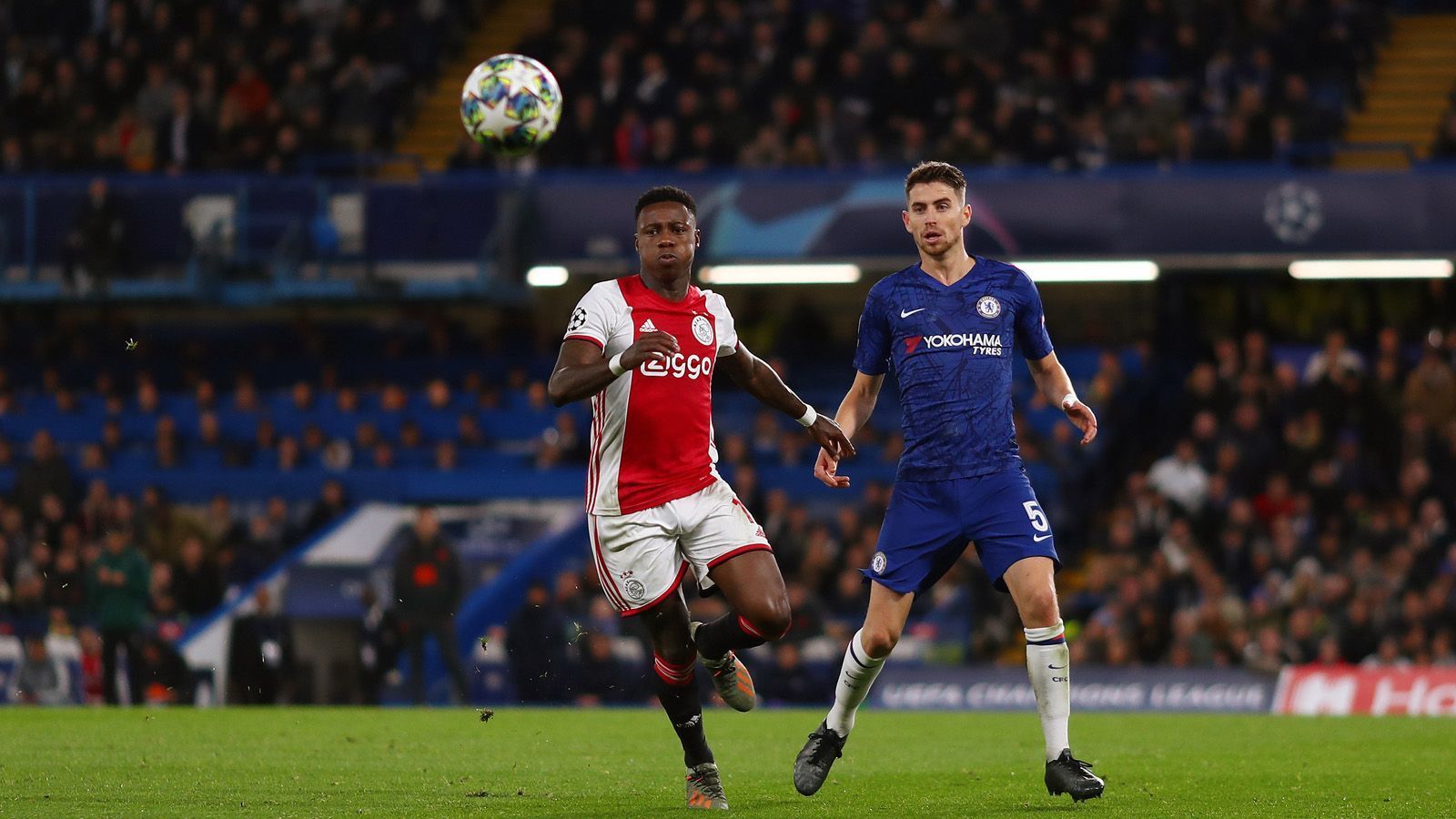 
                <strong>Gruppe H</strong><br>
                Neben Ajax Amsterdam (10 Punkte) und dem FC Chelsea (8) bewirbt sich noch der FC Valencia um einen Platz unter den letzten 16. Die Niederländer empfangen zu Hause die Spanier und sind bei einem Sieg oder Remis sicher durch. Valencia ist wiederum bei einem Sieg in der nächsten Runde, muss bei einem Unentschieden aber hoffen, dass der FC Chelsea sein Heimspiel gegen den Tabellenletzten aus Lille nicht gewinnt. Wenn die Londoner gewinnen und das Parallelspiel unentschieden ausgeht, sind die Engländer und Niederländer im Achtelfinale und Valencia in der Europa League. Falls Valencia und Chelsea gewinnen, ist Ajax nur in der Europa League. Wenn beide Spiele unentschieden ausgehen, sind Ajax und Valencia weiter. Chelsea würde bei Punktgleichheit mit den Spaniern den Kürzeren ziehen, da sie das direkte Duell verloren haben (0:1 / 2:2).
              