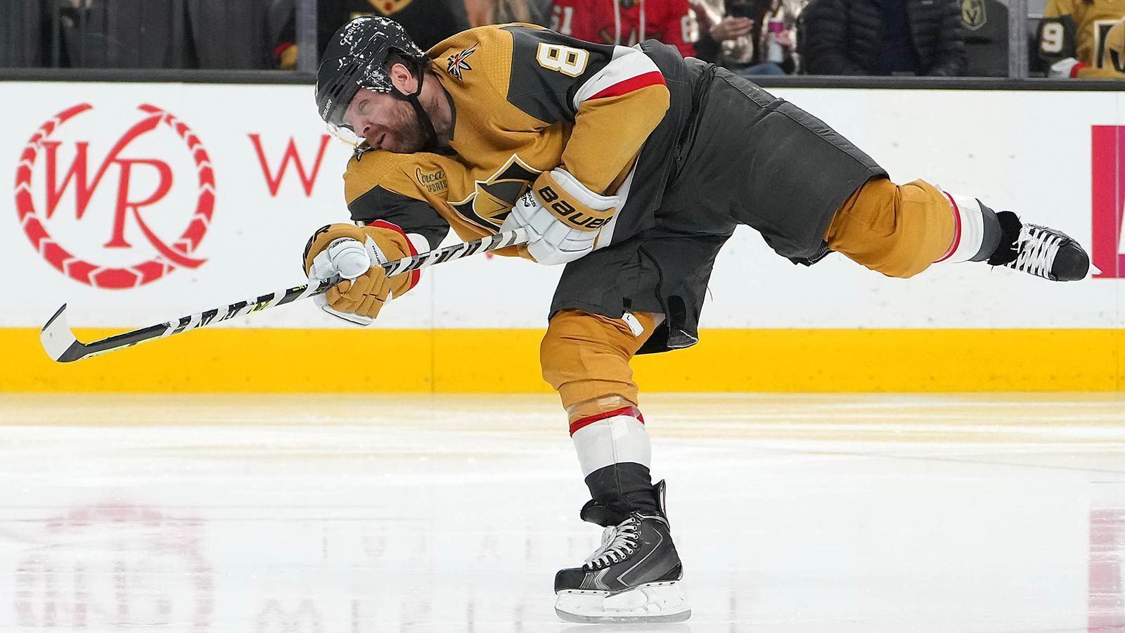 
                <strong>Platz 7: Vegas Golden Knights (51-22-9); Platz 1 der Pacific Division (Vorwoche: Platz 4)</strong><br>
                Die Vegas Golden Knights sind nach einem Jahr Abwesenheit wieder zurück in den Playoffs. Die individuelle Qualität ist hoch: Angeführt von Center Jack Eichel (27 Tore, 39 Assists) brachten es sechs Spieler der Golden Knights auf mindestens 50 Scorerpunkte. Mit Schlussmann Jonathan Quick wurde ein Goalie verpflichtet, der mit den Los Angeles Kings bereits zwei Mal den Stanley Cup gewann. In der 1. Playoff-Runde treffen die Golden Knights auf die Winnipeg Jets.
              