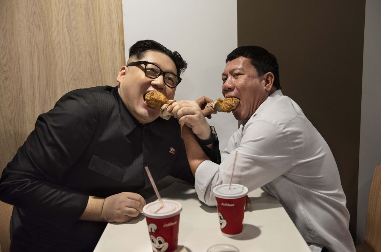 Kim Jong-un isst gerne - viel und hochwertig. Wohl selten gibt er sich daher mit solchen Mahlzeiten wie hier mit dem philippinischen Präsidenten Rodrigo Duterte zufrieden. Eher ist Nordkoreas Machthaber ein Freund von edlen Tropfen und ausgewähltem Fleisch: Pro Jahr soll er über 30 Millionen Euro für Alkohol, das teure Fleisch des Kobe-Rinds oder auch Emmentaler Käse ausgeben.
