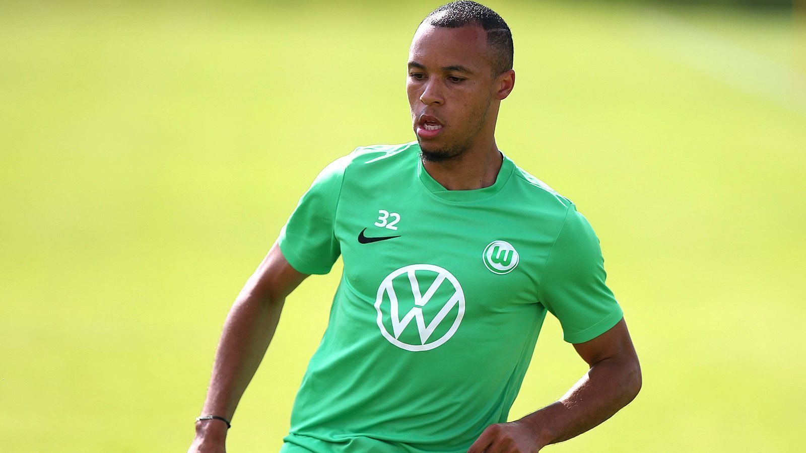 
                <strong>VfL Wolfsburg</strong><br>
                Beim VfL Wolfsburg sollten vor allem Klubs genauer hinschauen, die für die Abwehr noch nachrüsten wollen. Denn mit Marcel Tisserand (Foto) und Jeffrey Bruma stehen gleich zwei Profis im Schaufenster, die sich in der Bundesliga bereits etabliert haben. Letzterer konnte sich in seinem halben Jahr Leihe bei Schalke 04 nicht wirklich für mehr Einsatzzeit empfehlen. Auch bei einem Angebot für Felix Uduokhai würden die Bosse der "Wölfe" wohl nicht direkt abwinken. Darüberhinaus hätte auch gegen einen Abschied von Ismail Azzaoui niemand beim VfL etwas einzuwenden.
              