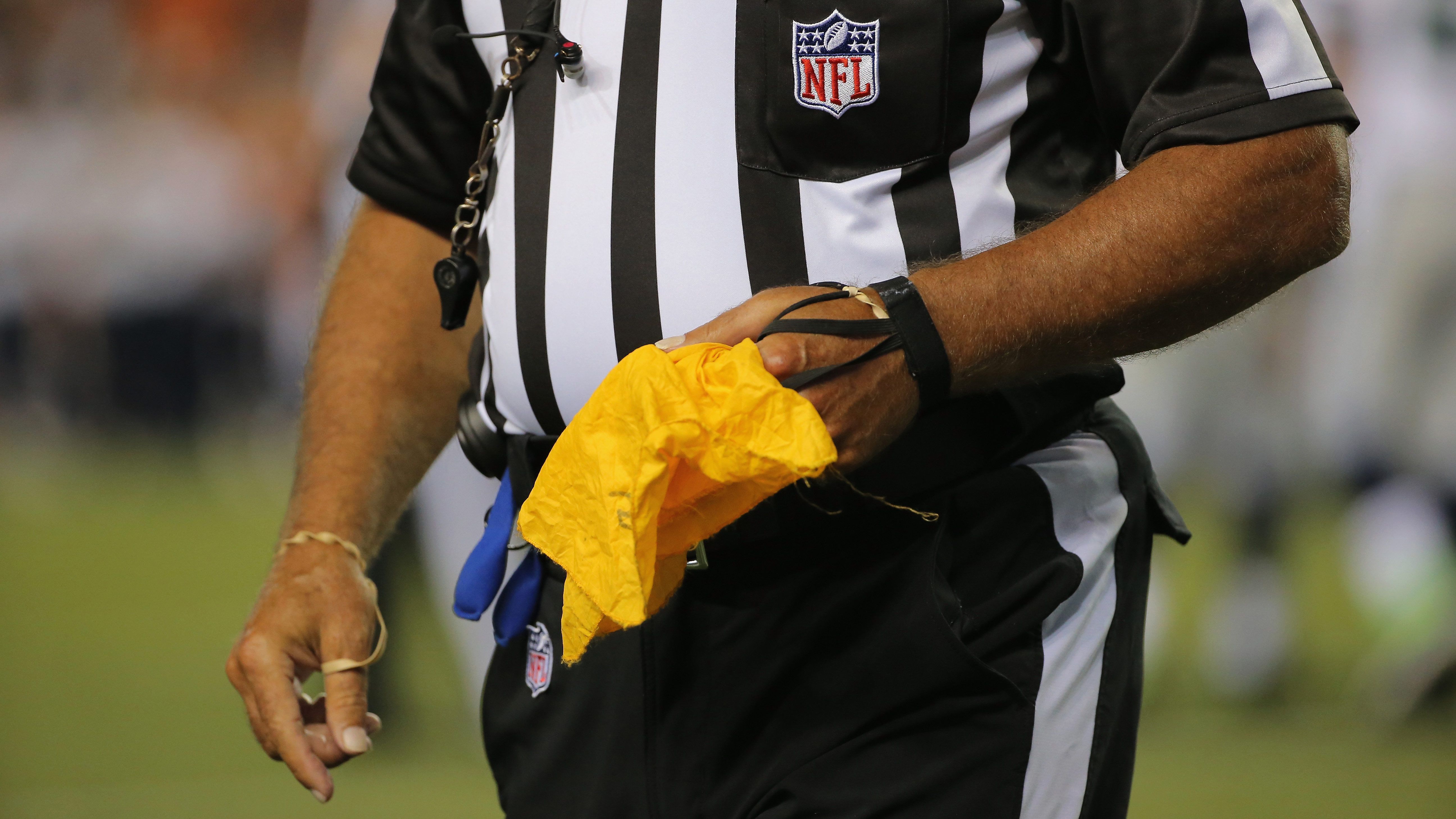 
                <strong>Flagge! So viele Penaltys kassierten die NFL-Teams 2022</strong><br>
                Wenn die NFL-Referees die gelbe Flagge werfen, hat ein Team ein Foul begangen. Doch wie viele Penaltys haben die 32 Teams in der vergangenen Regular Season jeweils erhalten? ran schaut auf das Flaggen-Ranking. (Quelle: "The Football Database"/ aufsteigend nach Anzahl der Strafen)
              