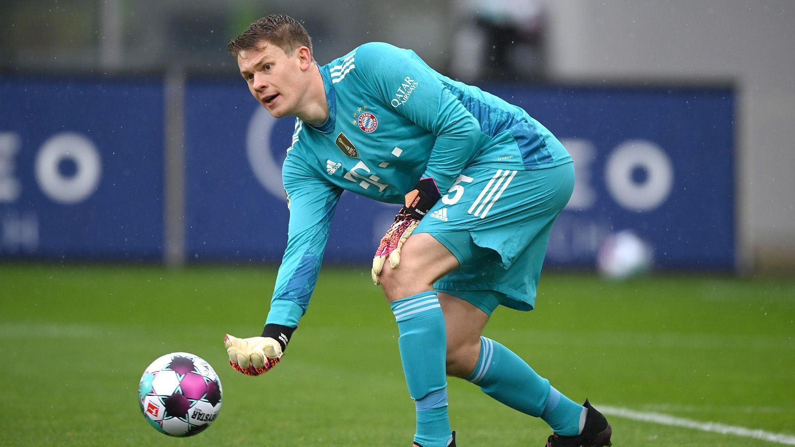 
                <strong>Alexander Nübel</strong><br>
                Als er 2020 ablösefrei beim FC Bayern unterschrieb, begann ein Missverständnis. Während Nübels Berater über Einsatzgarantien sprach, ohne die sein Schützling überhaupt nicht gekommen wäre, wollte Salihamidzic davon nichts wissen. Weil auch Manuel Neuer keine Geschenke verteilte, flüchtete Nübel im Sommer 2021 auf Leihbasis zur AS Monaco. Wie kompliziert das Verhältnis zu seinem Stammklub ist, zeigte sich nach der Neuer-Verletzung im Winter 2022. Nübel blieb lieber an der Cote d'Azur als für ein halbes Jahr einen Stammplatz im Bayern-Tor zu beziehen. Brazzo-Note: 5
              