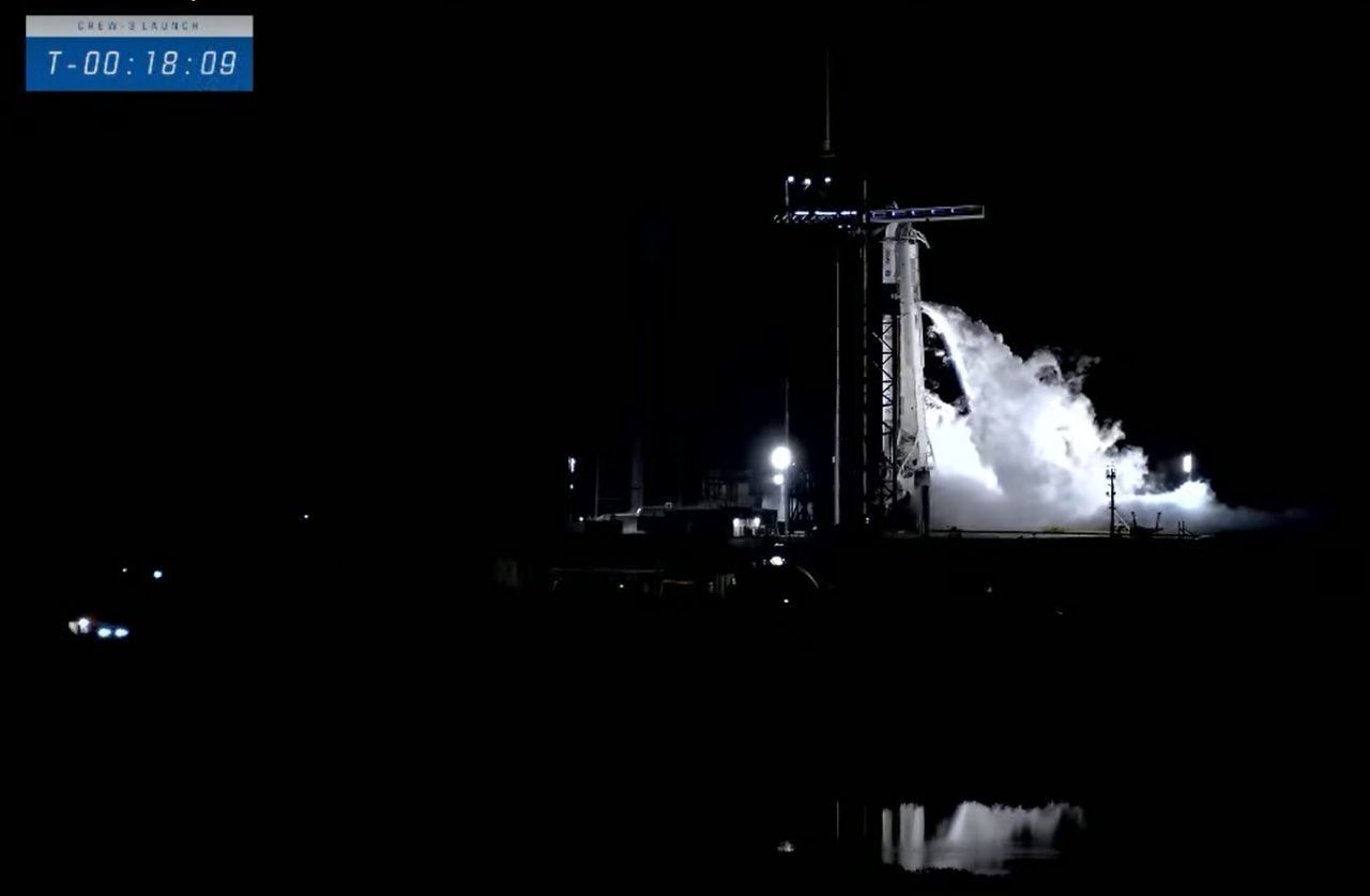 Sprit für den Flug: Die Falcon 9-Rakete wird mit tiefgekühltem, flüssigen Sauerstoff und Kerosin betankt.