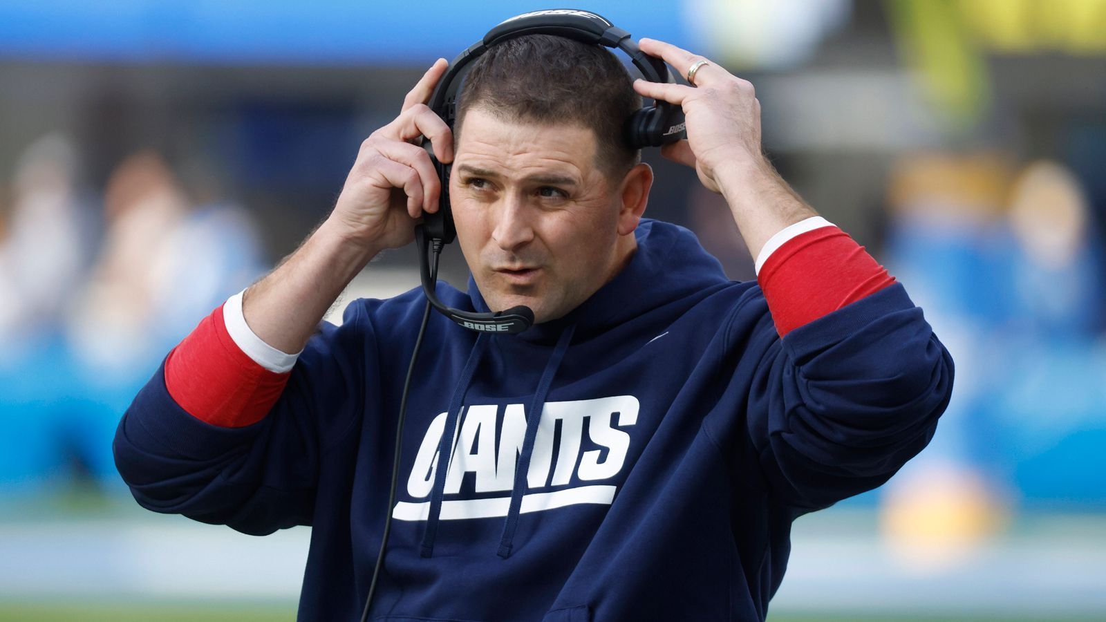 <strong>Joe Judge</strong><br>
                Joe Judge wurde nach der Saison 2021 bei den New York Giants als Head Coach entlassen. Zwischen 2012 und 2019 arbeitete er unter Bill Belichick als Special Teams Coach bei den Patriots und wollte eine ähnliche Kultur in den "Big Apple" bringen. Mit einer Bilanz von 10-23 ging seine Zeit als Head Coach in der NFL vorerst zu Ende. Heute ist er wieder Assistant Head Coach der Patriots.