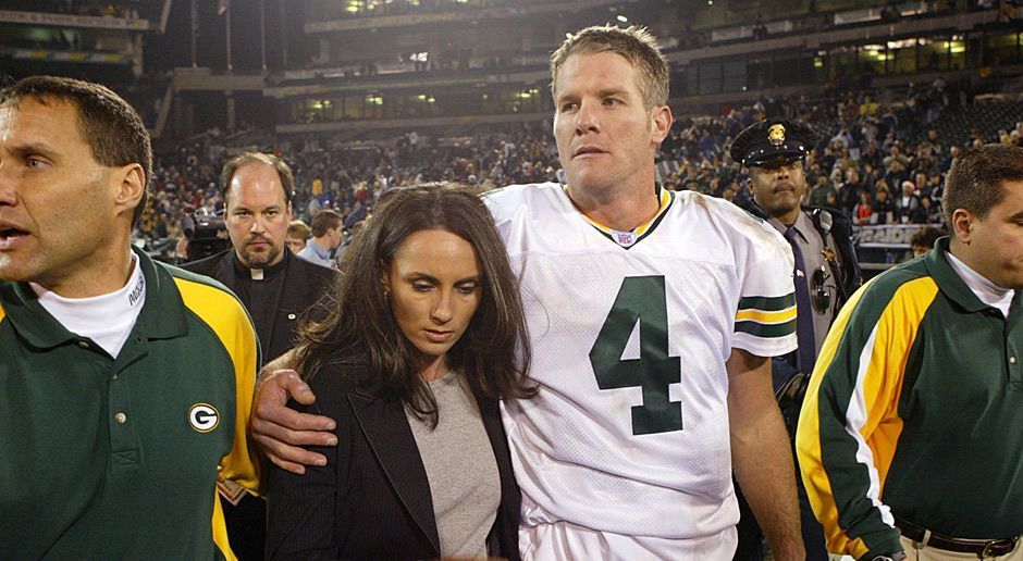 
                <strong>Brett Favre 2003</strong><br>
                Ein äußerst emotionales Spiel erlebte Brett Favre am 22. Dezember 2003. Einen Tag zuvor verstarb sein Vater überraschend im Alter von nur 58 Jahren an einem Herzinfarkt. Favre (hier mit seiner Frau Deanna) lief trotzdem im Lambeau Field auf, erzielte vier Touchdowns und führte die Packers zu einem 41:7-Sieg gegen die Oakland Raiders. Später sagte er: "Ich wusste, mein Vater hätte gewollt, dass ich spiele." Die Fans der "Cheeseheads" werden ihn auch dank dieses Spiels sicherlich nie vergessen.
              