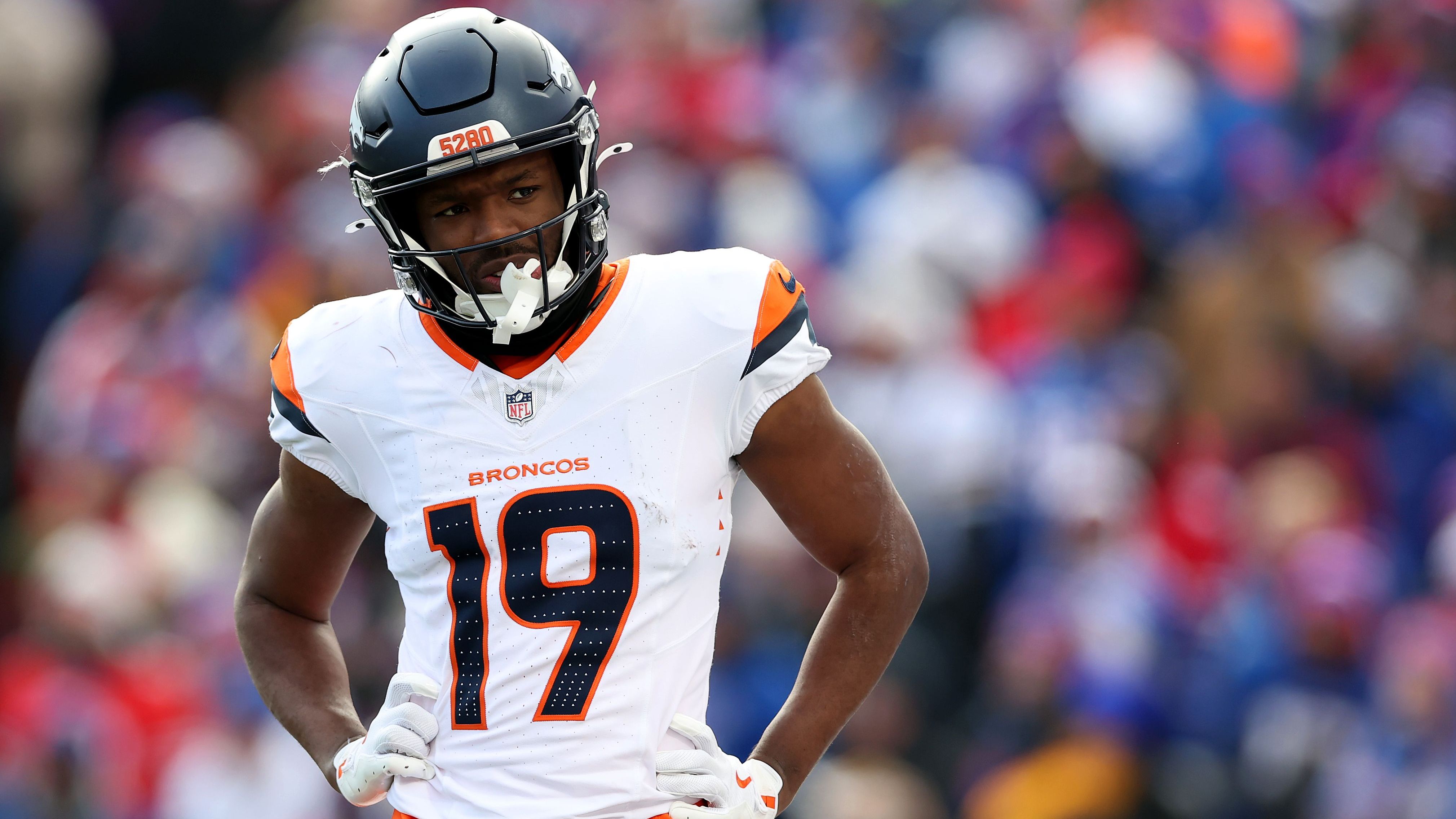 <strong>Wide Receiver: Marvin Mims Jr. (Denver Broncos)</strong><br>Mit sechs Touchdowns spielte sich Marvin Mims Jr. in der Vorsaison bei den Broncos in den Fokus, obwohl er nur zweimal überhaupt Starter war. Jetzt aber dürfte er deutlich häufiger in der Anfangsformation stehen. Hinter Courtland Sutton ist in Denver vieles möglich, mit Mims als Flex-Spieler dürften viele Spieler aber ziemlich zufrieden sein.