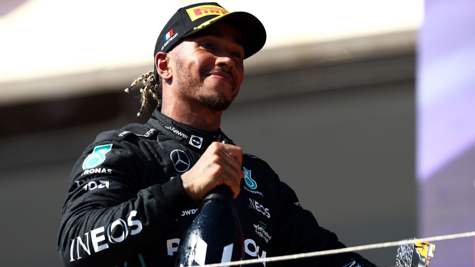 
                <strong>Gewinner: Lewis Hamilton (Mercedes)</strong><br>
                Chapeau, Lewis Hamilton! Der Rekordweltmeister war der Nutznießer der erneuten Ferrari-Probleme und fuhr in seinem 300. Formel-1-Grand-Prix mit Platz zwei sein bestes Saisonergebnis ein. Perfektes Timing! Die Formkurve zeigt ganz klar nach oben, denn es war sein vierter Podiumsbesuch am Stück. Und zumindest für das Wohlbefinden des Routiniers nicht unwichtig: Zum vierten Mal nacheinander landete er vor seinem Teamkollegen George Russell. Die Hoffnung auf seinen 104. Rennsieg in der Königsklasse bekommt mehr und mehr Nahrung.
              