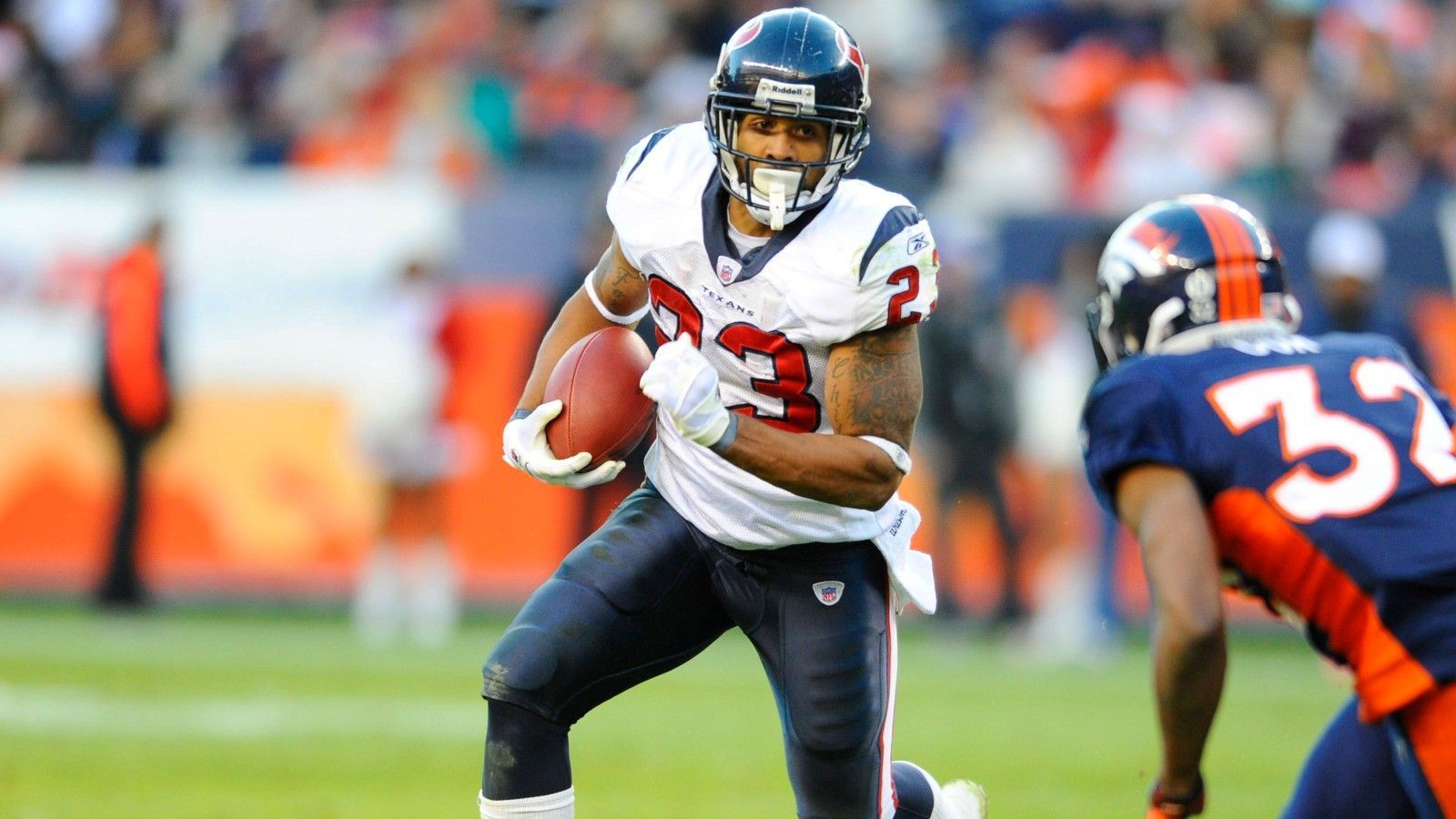 
                <strong>Houston Texans: Arian Foster</strong><br>
                &#x2022; Rushing Yards: 1.616<br>&#x2022; Saison: 2010<br>Als Rookie wurde er nicht einmal gedraftet, später in seiner Karriere startete er aber so richtig durch. In insgesamt vier Spielzeiten brachte er mehr als 1.200 Rushing Yards auf das Scoreboard, sein bestes Jahr war die Saison 2010.
              