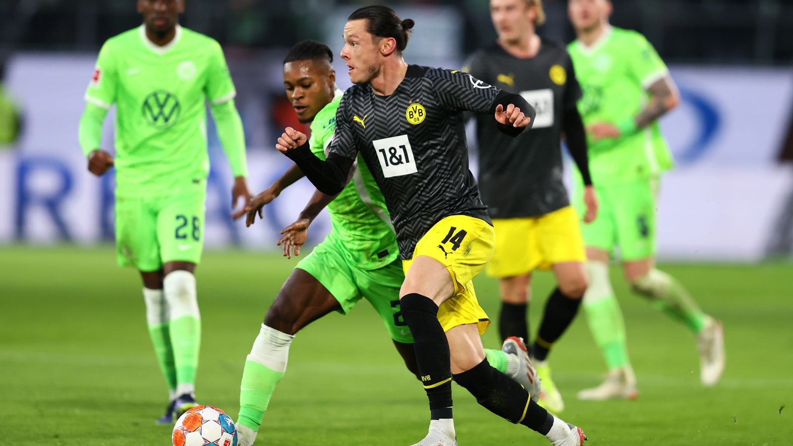 
                <strong>Nico Schulz</strong><br>
                Der Linksverteidiger hatte mit einem schweren Patzer vor dem 0:1 am Mittwoch seinen Anteil an der Champions-League-Niederlage in Lissabon. Bekam auch gegen Wolfsburg viel zu tun und hatte teilweise seine liebe Mühe, seine Abwehrseite dicht zu halten. Das 0:1 wurde auch erneut über seine Seite eingeleitet. Setzte in der 48. Minute einen Schuss aus dem Strafraum an den Pfosten, ein Treffer hätte ihm sicher gutgetan. Schulz steigerte sich aber in der zweiten Halbzeit deutlich und zeigte eine ordentliche Leistung. ran-Note: 3
              