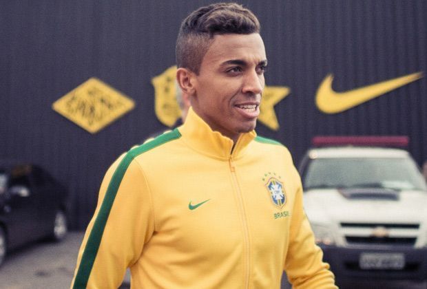 
                <strong>Auf dem Weg</strong><br>
                Noch ist von dem neuen WM-Trikot nicht viel zu sehen. Wolfsburgs Luiz Gustavo trägt noch seine Trainingsjacke, doch die Vorfreude auf das "neue Stück" ist schon da
              