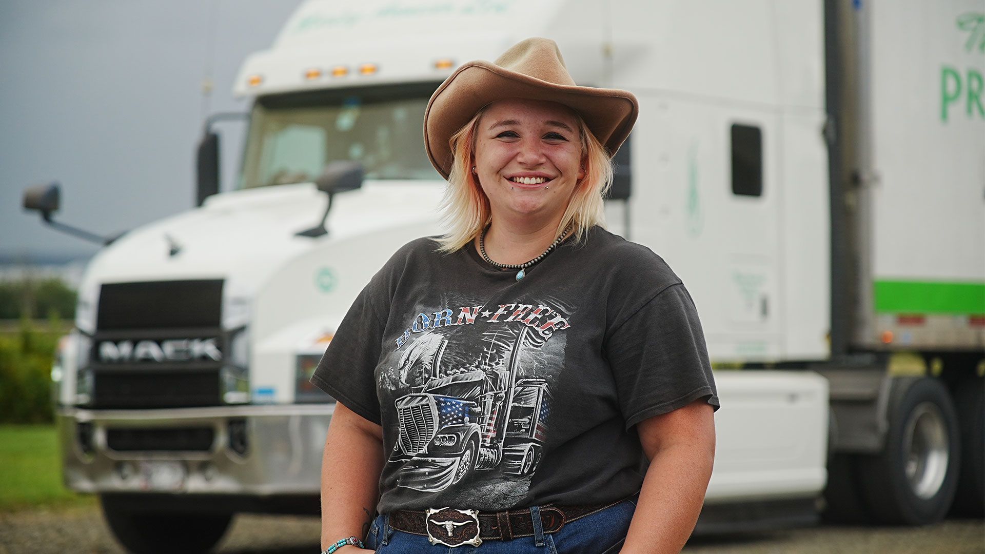 Trucker Babe Ines vor ihrem Truck