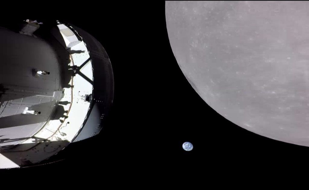 Nach dem Start trennte sich Orion von der SLS, flog in einem großen Bogen zum Mond und umkreiste ihn zwei Mal. Dabei näherte sich das Raumschiff dem Trabanten bis auf 130 Kilometer.