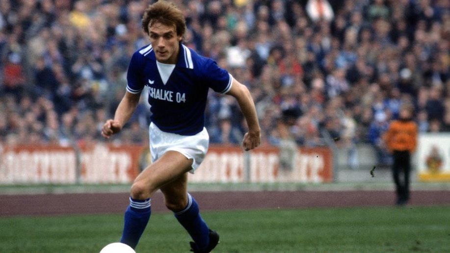 <strong>Platz 12: Rüdiger Abramczik (FC Schalke 04)</strong><br>
                <strong>Alter beim 100. Bundesliga-Spiel:</strong> 21 Jahre, zwei Monate, 19 Tage<br><strong>Saison:</strong> 1976/77
