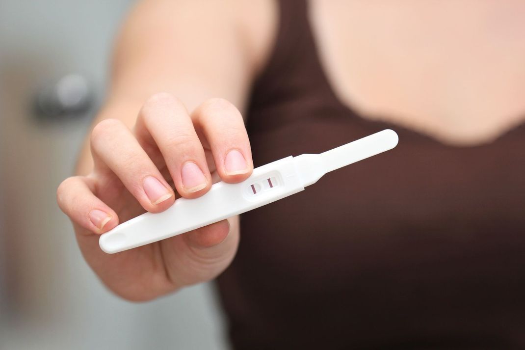 Damit Sie erst dann schwanger werden, wenn Sie es wollen, sollten Sie regelmäßig überprüfen, ob sich das Hormonimplantat noch an Ort und Stelle befindet.