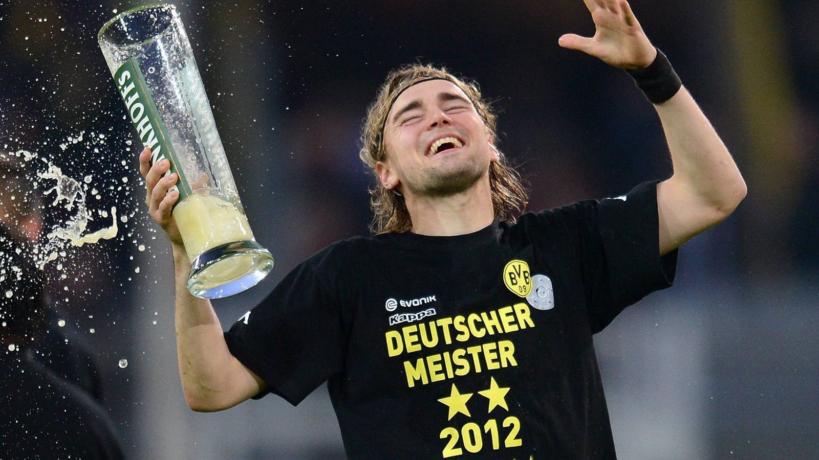 
                <strong>Marcel Schmelzer</strong><br>
                Aus der Meistermannschaft von 2012 gelten heute einige Spieler als BVB-Legenden - so auch Marcel Schmelzer. Der Außenverteidiger verbrachte seine ganze Profikarriere in Dortmund und führt seine Mannschaft seit einigen Jahren als Kapitän aufs Feld. Allerdings verlor das Urgestein in der vergangenen Saison seinen Stammplatz und muss auch für die kommende Spielzeit um seine Stellung im Team kämpfen.
              