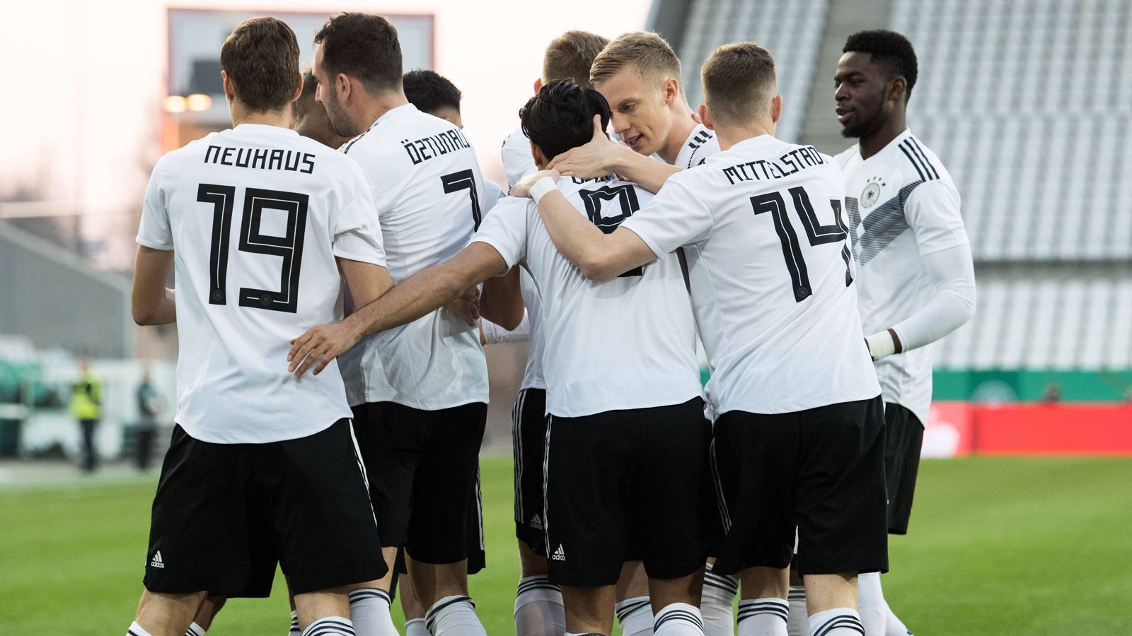 
                <strong>Halbfinaleinzug bzw. Olympia-Quali </strong><br>
                Sollte Deutschland in der Vorrunde scheitern, gibt es keine Prämie. Das heißt: Deutschland muss die Vorrunde als Gruppensieger oder als der beste Gruppenzweite abschließen. Dann wäre der DFB-Nachwuchs im Halbfinale, hätte die Olympia-Quali sicher, und jeder Spieler bekäme eine Prämie von 10.000 Euro.Es gibt allerdings noch ein kleines Hinter-Türchen: England ist für Olympia nicht startberechtigt. Sollte England in das Halbfinale einziehen, müsste das letzte Olympia-Ticket in einem Playoff-Spiel zwischen dem zweit- und drittbesten Gruppenzweiten ausgespielt werden. Hätte Deutschland hier Erfolg, gäbe es ebenfalls die 10.000 Euro.
              