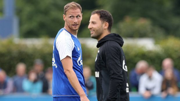 
                <strong>FC Schalke 04</strong><br>
                Wichtigster Zugang ist auf Schalke mal wieder der Trainer. Domenico Tedesco soll eine Mannschaft formen, die es zurück nach Europa schafft. Dafür bekam er Amine Harit, Bastian Oczipka und Pablo Insua, wobei der lange verletzte Breel Embolo ebenso als solcher gezählt wird. Dafür verlor Schalke auch dank Tedesco Kapitän und Führungsfigur Benedikt Höwedes (Foto). Ansonsten konnten aber umworbene Leistungsträger wie Leon Goretzka gehalten werden. Dass es Manager Christian Heidel schaffte, Daueredelreservist Sidney Sam ein Jahr vor Ablauf seines Vertrags tatsächlich an den VfL Bochum loszuwerden, gibt ein Extra-Plus. ran-Note: 3+
              