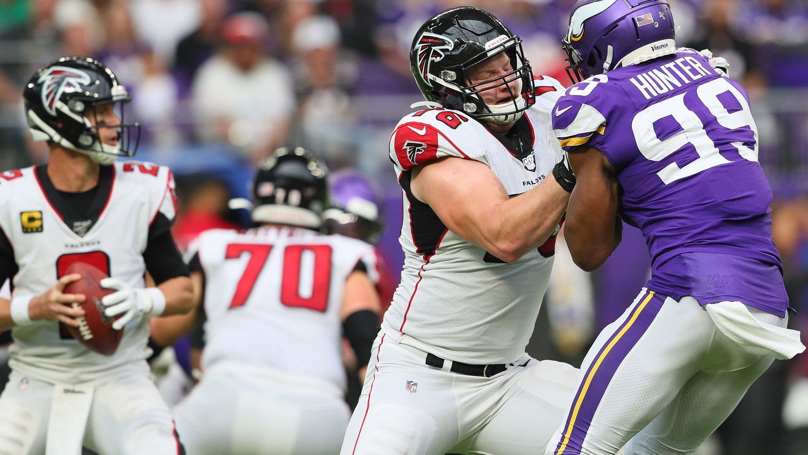 
                <strong>Atlanta Falcons: Kaleb McGary (Offense)</strong><br>
                Atlanta verpflichtete den Offensive Tackle 2019 in der ersten Runde des Drafts. In seiner Rookie-Saison hatte Kaleb McGary allerdings große Probleme im Pass Blocking und war einer der Gründe dafür, dass Matt Ryan häufig unter Beschuss stand. Die Falcons sind in der Offensive auf den Skill-Positionen gut aufgestellt, die Offensive Line muss sich steigern, wollen die Falcons wieder um die Playoffs spielen.
              