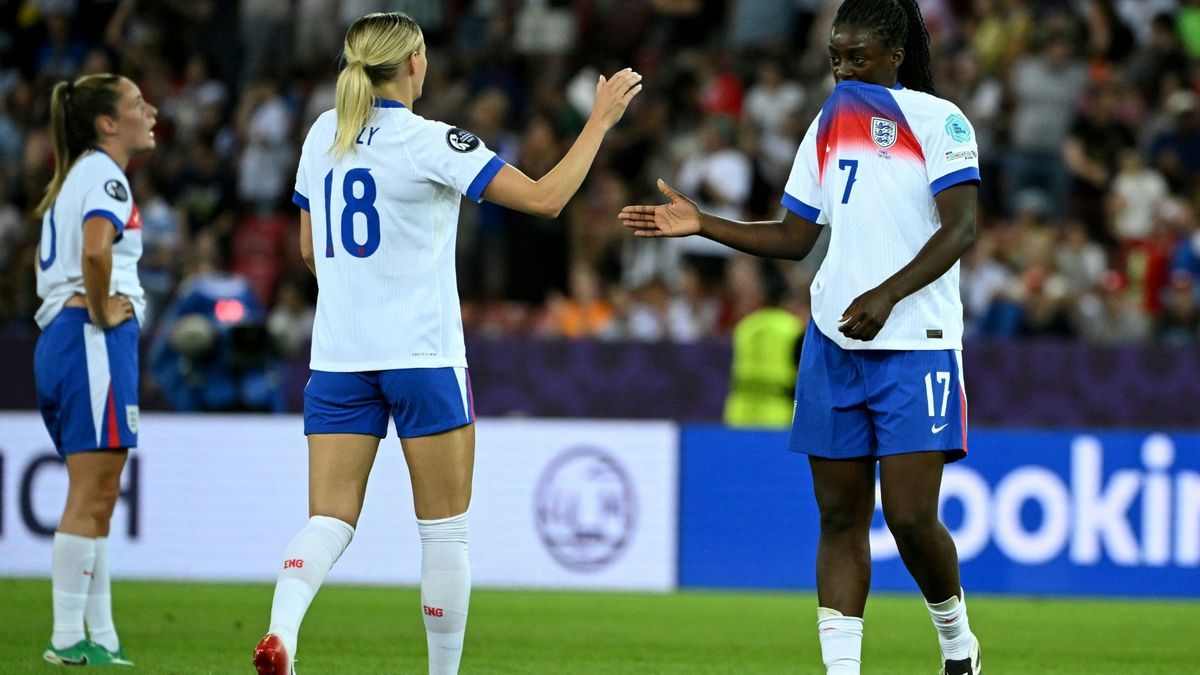 Chloe Kelly (Nr.18) und Michelle Agyemang (Nr.7)