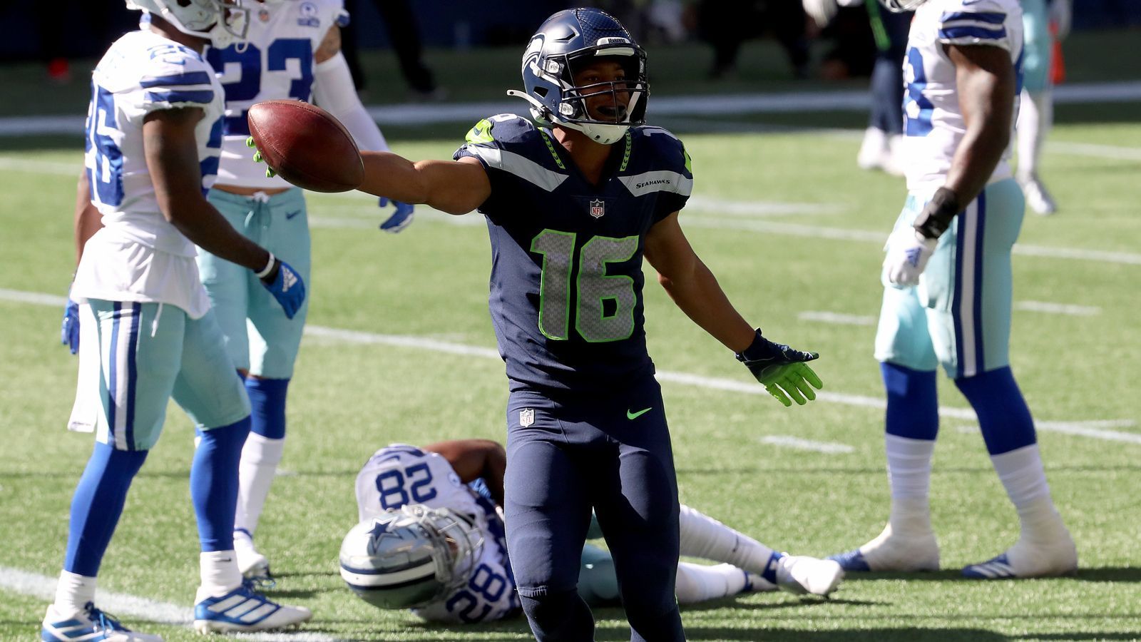 
                <strong>Wide Receiver: Tyler Lockett - 28 Punkte</strong><br>
                Über das Fünf-Gänge-Menü der Seahawks wurde hier bereits gesprochen. Drei der schmackhaften Touchdowns wurden von (oder für, wie Ihr wollt) Tyler Lockett serviert. Seattles Wide Receiver spielte seinen Fantasy-Besitzern, auch dank 100 Receiving-Yards, am 3. Spieltag stolze 28 Punkte ein.
              