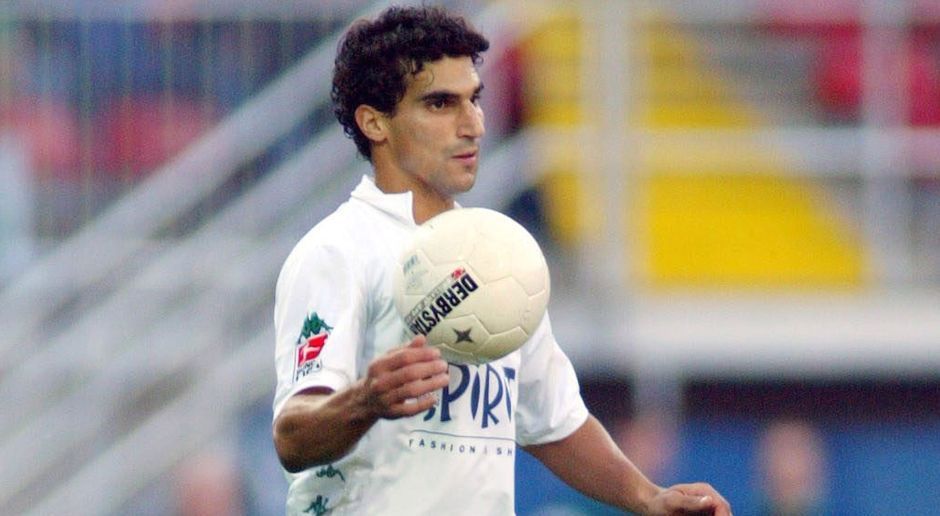 
                <strong>Abwehr: Paul Stalteri (SV Werder Bremen)</strong><br>
                Paul Stalteri. Der Kanadier spielte eine gefühlte Ewigkeit in der Bundesliga. Dabei war er "nur" fünf Jahre in Bremen (2000-2005) und nach einem England-Abenteuer nochmal zwei Jahre bei Borussia Mönchengladbach (2009-2011). Gefühlt spielt er immer noch in der Bundesliga. Aber wir haben auch das Gefühl von Yves Eigenrauch bei einer halbhohen Ballannahme. Um Gottes Willen ...
              