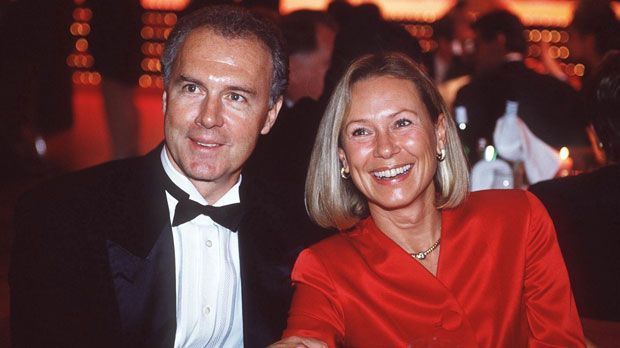 
                <strong>Franz Beckenbauer anno 1994</strong><br>
                1994 wurde Beckenbauer Präsident des FC Bayern München. Bis 2009 hatte er das Amt inne. Hier posiert er mit seiner damaligen Frau Sybille während der "Sportlerwahl des Jahres" für die Fotografen.
              