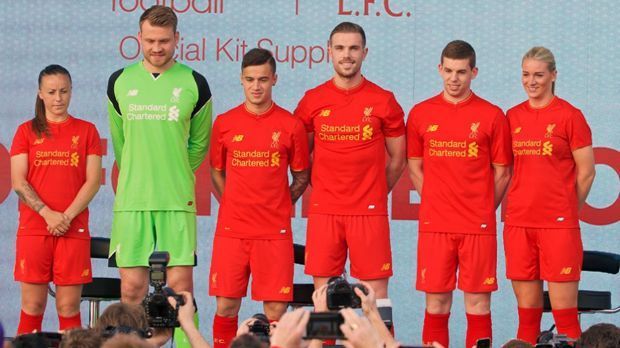 
                <strong>FC Liverpool Heimtrikot </strong><br>
                Da ist das Ding! Der FC Liverpool hat das neue Heim-Trikot für die Saison 2016/2017 offiziell vorgestellt. Dabei wurde offensichtlich: Die "Reds" bleiben auch unter Trainer Jürgen Klopp ihrer Tradition treu - und tragen an der Anfield Road weiterhin Rot. Keeper Simon Mignolet läuft derweil in Grün auf.
              