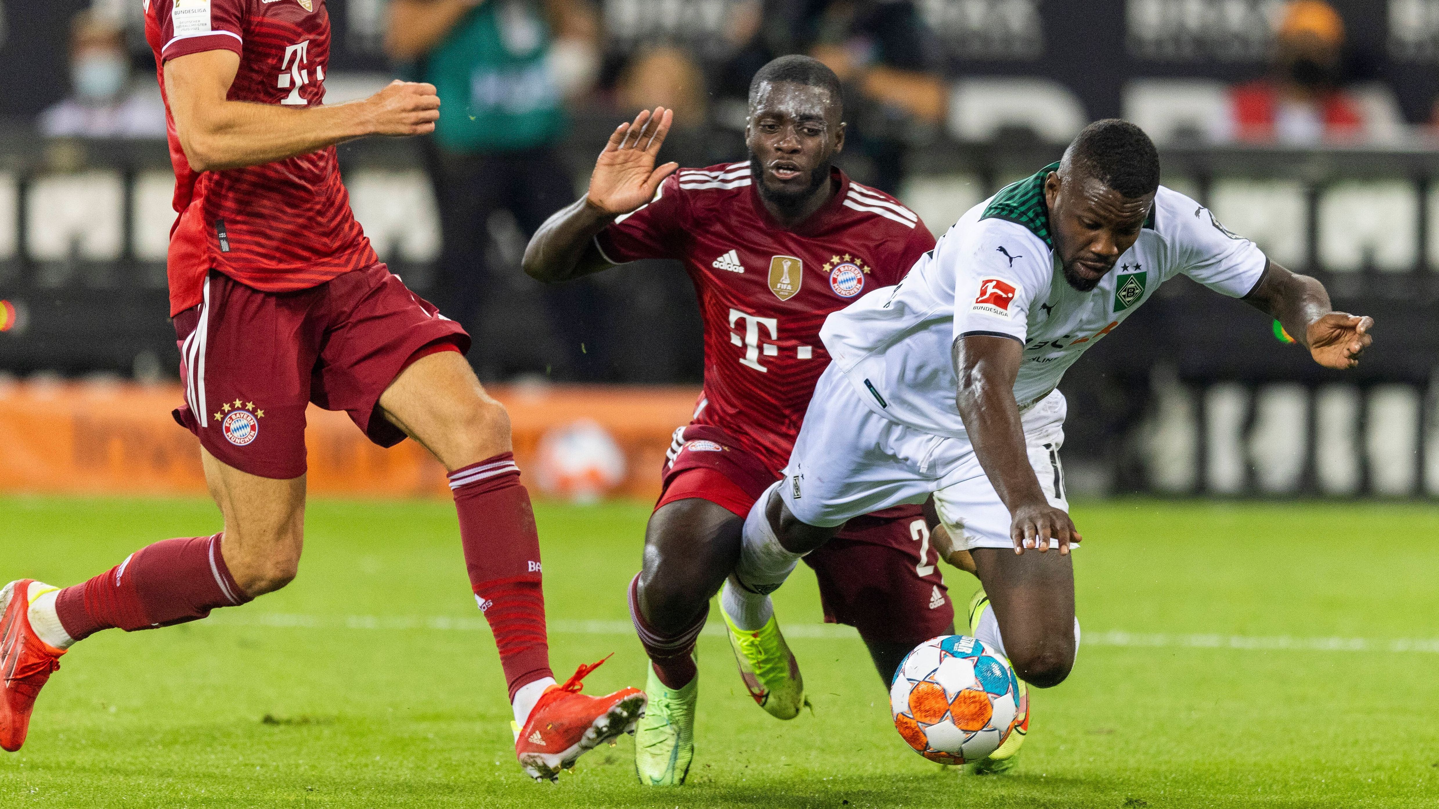 <strong>Saison 2021/22: Borussia Mönchengladbach – FC Bayern 1:1</strong><br>Drei Minuten vor dem Seitenwechsel konterte Lewandowski zum 1:1. Dann folgen zwei große Aufreger. Gleich zwei Mal geht Gladbachs Marcus Thuram im Strafraum gegen Dayot Upamecano zu Boden – zwei Mal gibt es nach kurzer Rücksprache mit dem VAR keinen Strafstoß. Am Ende der Saison wurden die Bayern (natürlich) wieder Meister, Gladbach landete auf Rang zehn.