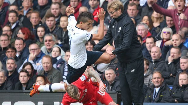 
                <strong>Auf Ballhöhe</strong><br>
                Wie schon zu Bundesliga-Zeiten ist Klopp immer auf Ballhöhe. Hier wird er beinahe mit umgeräumt.
              