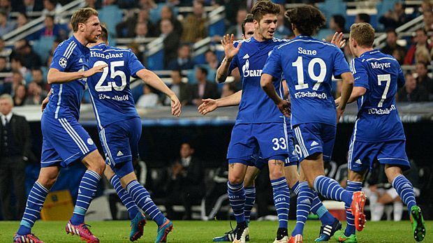 
                <strong>Platz 14: Schalke 04 mit 28,916 Millionen Euro</strong><br>
                Platz 14: Schalke 04 mit 28,916 Millionen Euro. Die "Knappen" scheitern ebenfalls im Achtelfinale - an Real Madrid. Im Gegensatz zu Leverkusen bekommt S04 keine Playoff-Prämie und sammelt mit drei Siegen und zwei Unentschieden drei Millionen Euro Leistungsprämie. Allerdings gibt's für "Königsblau" aus dem Marktpool sogar 13,816 Millionen.
              