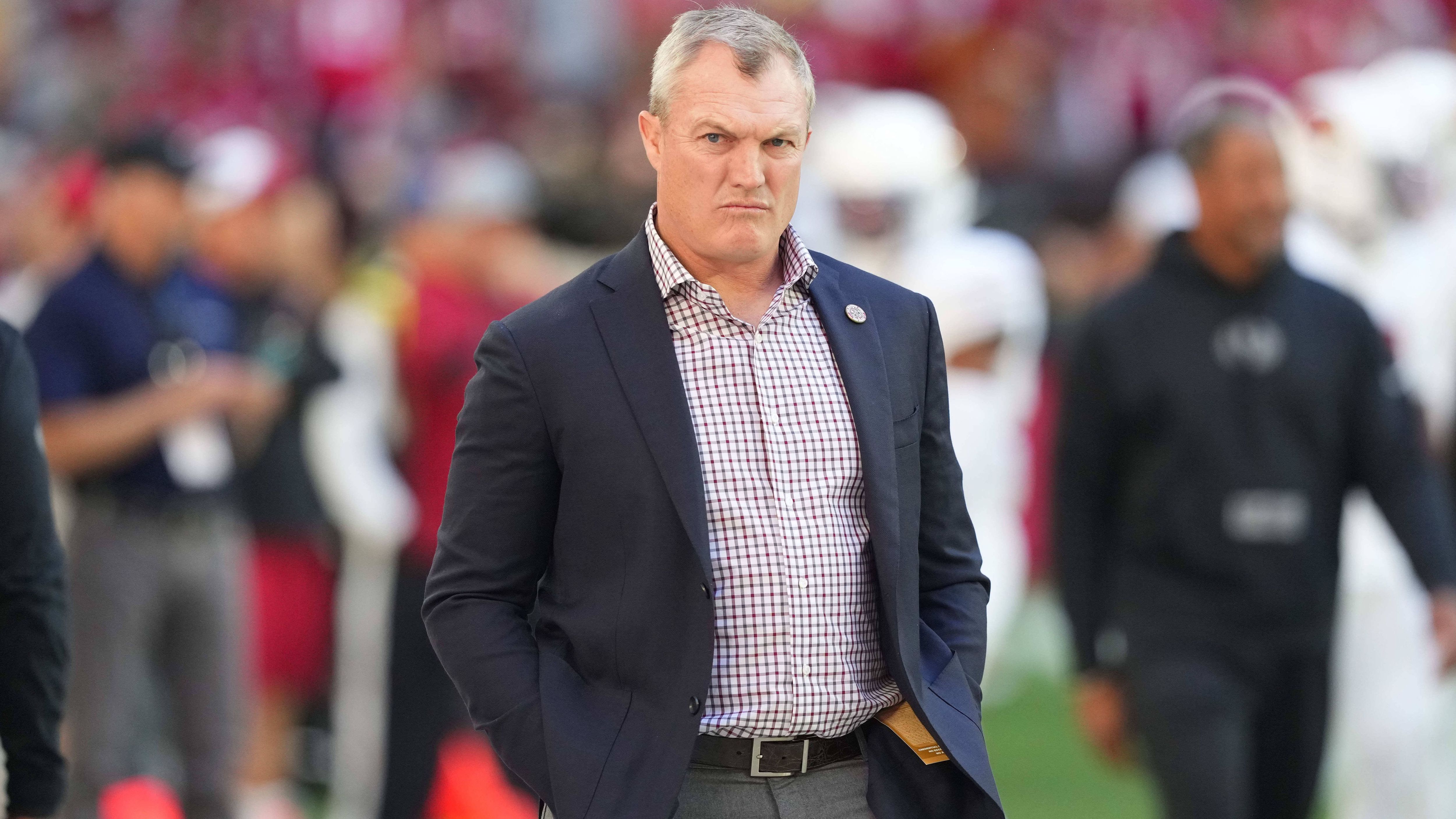 <strong>Wie teuer wäre Aiuyk?</strong><br>Wie ein Radiosender aus Jacksonville vor dem Draft 2024 berichtete, forderten 49ers-GM John Lynch (im Bild) und Co. von den Jaguars den Erstrundenpick in diesem Jahr sowie Receiver Zay Jones. Gut möglich, dass Aiyuk nun ein wenig günstiger werden könnte - allerdings nur marginal. Vielleicht würden ihn die 49ers für einen Zweirundenpick ziehen lassen, ein First Rounder wäre aber vermutlich wahrscheinlicher.