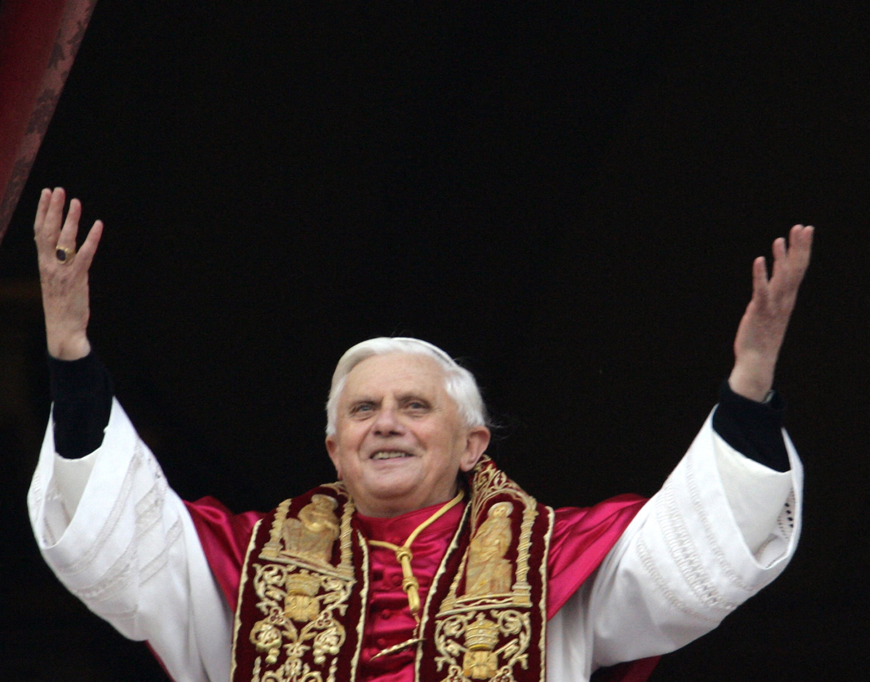 Papst Benedikt XVI. erscheint am Fenster des Vatikan-Hauptbalkons, nachdem er zum Papst der römisch-katholischen Kirche gewählt wurde.