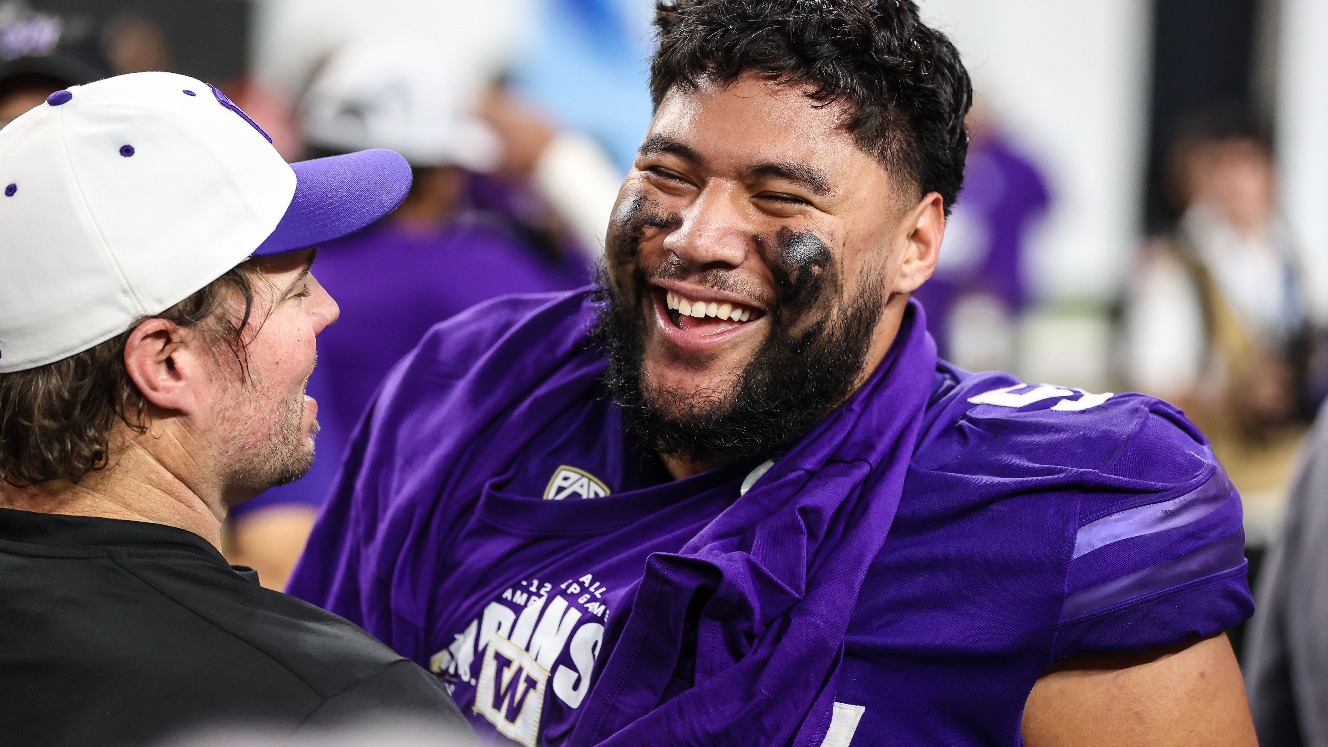 <strong>Offensive Line</strong><br>Aber die Huskies konnten trotz der Brillanz von Byron Murphy und T’Vondre Sweat bei den Texas Longhorns allen Druck von ihrem QB nehmen und ihm Zeit geben, Feuerwerkskörper zu kaufen, zu zünden und den Müll wegzubringen. Hier substantielle Unterschiede zu suchen, wäre wie ein Ranking zwischen Schokoladenkuchen und Erdbeerkuchen - sind halt beide geil. Also einfach genießen.<br><strong>Remis</strong>