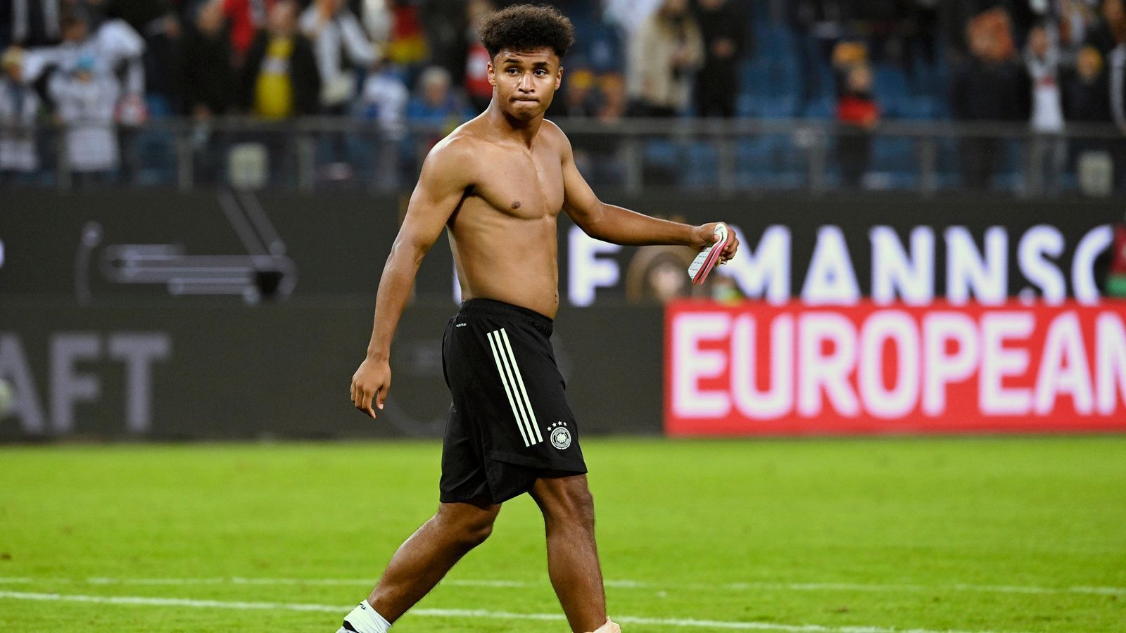 
                <strong>#24: Karim Adeyemi (Borussia Dortmund)</strong><br>
                &#x2022; Position: Rechtsaußen/Mittelstürmer<br>&#x2022; A-Länderspiele: vier (ein Tor)<br>&#x2022; Alter: 20 Jahre<br>
              