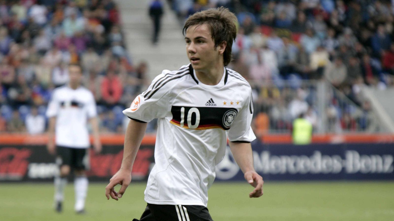 
                <strong>Mario Götze</strong><br>
                U17-Debüt: 21.11.2008U17-Spiele/-Tore: 13/5A-Nationalmannschaft-Debüt: 17.11.2010 A-Nationalmannschaft-Spiele/-Tore: 63/17
              