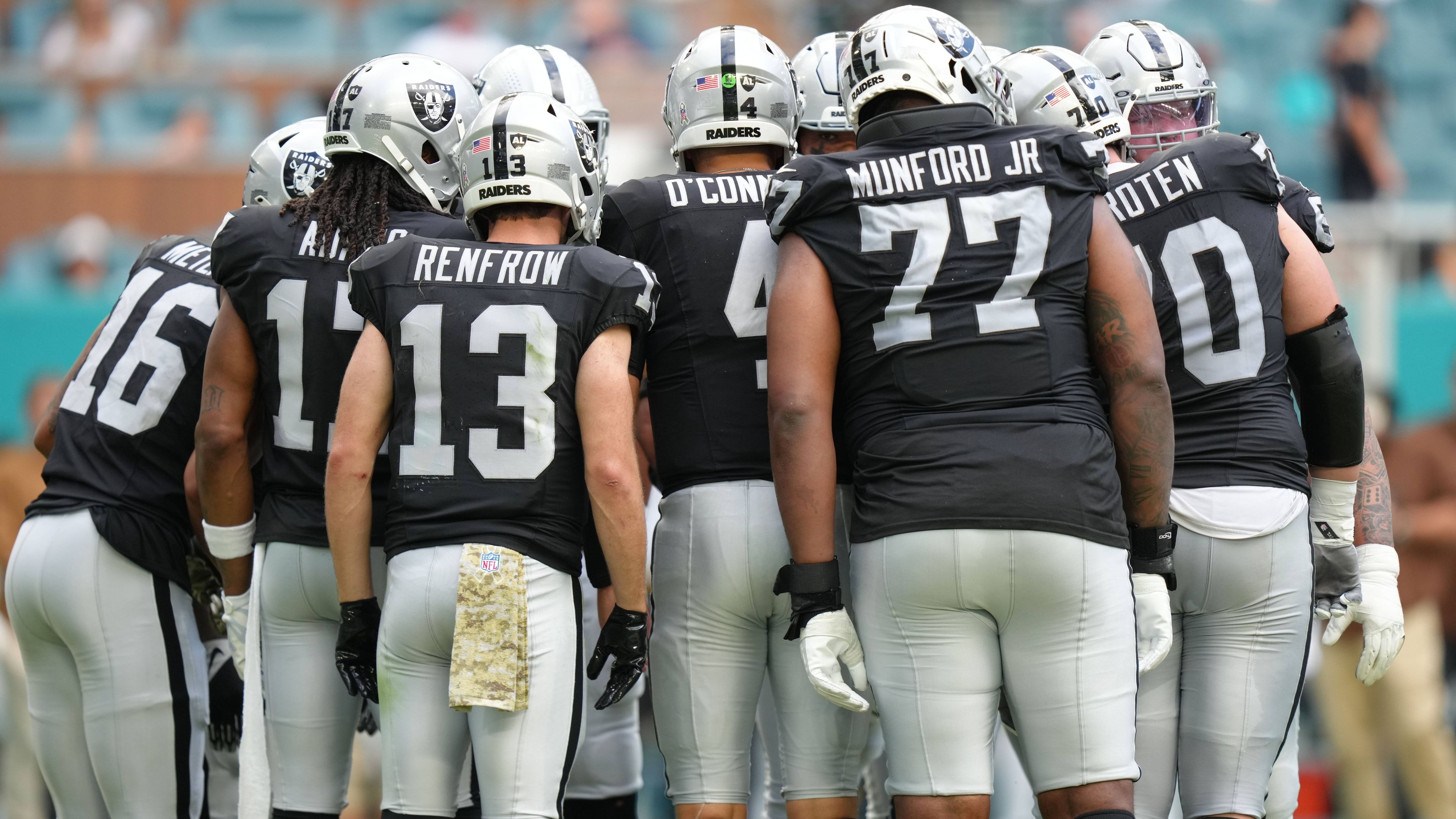 <strong>Las Vegas Raiders</strong>&nbsp;<br>• Division: AFC West (3rd)&nbsp;<br>• Bilanz: 5-6<br>• Platzierung im Playoff-Picture der AFC: 12<br><br>Auch bei den Raiders ist die Euphorie etwas verpufft. Unter dem neuen Head Coach Antonio Pierce konnte Las Vegas zwei Siege einfahren, ehe zuletzt eine bittere Pleite gegen die Dolphins folgte. Die Defensive ließ in diesem Abschnitt nur wenige Punkte (38 insgesamt) zu, die Offensive um Rookie-Quarterback Aidan O'Connell bringt aber nicht die nötige Konstanz mit. Mit 3,3 Rushing Yards pro Lauf stellen die Raiders zudem das zweitschwächste Laufspiel der Liga.&nbsp;