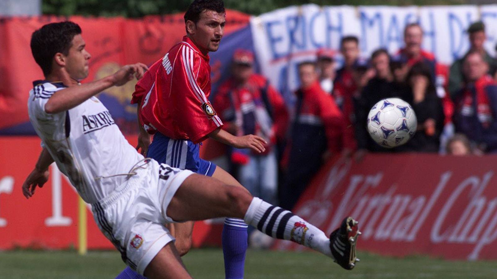 
                <strong>SpVgg Unterhaching</strong><br>
                Zwischen 1999 und 2001 beehrte der Münchner Vorstadt-Klub die Bundesliga und war Haupt- bzw. Nebendarsteller bei zwei legendären Last-Minute-Meisterschaften des FC Bayern. Im Mai 2000 waren es die Hachinger, die Leverkusen mit einem 2:0-Sieg am 34. Spieltag noch die Meisterschaft vereitelten. Ein Jahr später war Unterhaching am letzten Spieltag Gegner des FC Schalke, der nach einem 5:3-Erfolg über die SpVgg zumindest für vier Minuten Meister war, ehe der FCB beim HSV ausglich und den Titel holte. Doch diese große Zeit der Hachinger ist längst vorbei. Aktuell kickt Unterhaching immerhin wieder in der 3. Liga. Die Finanzen sind geregelt, große Sprünge sind mit dem kleinsten Etat der Liga (rund zwei Millionen Euro) aber nicht drin.
              