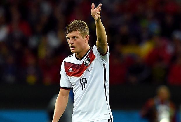 
                <strong>Toni Kroos</strong><br>
                Kaum zu sehen. Das Aufbauspiel übernahmen fast ausschließlich Schweinsteiger und Lahm. Nur bei Standards auffällig, die aber wenig einbrachten. Immerhin an der Freistoß-Variante des Turniers beteiligt, bei der Müller unfreiwillig ausrutscht. Note: 4,5
              