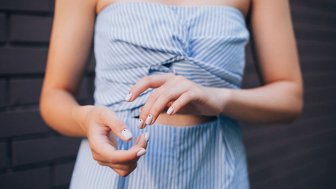 Pastell-Töne mit Highlights in Blau. Fische sind trendbewusst und sollten ein cleanes Dot Design tragen. Welcher Nagellacktrend zu deinem Sternzeichen passt, liest du im Beauty-Horoskop.