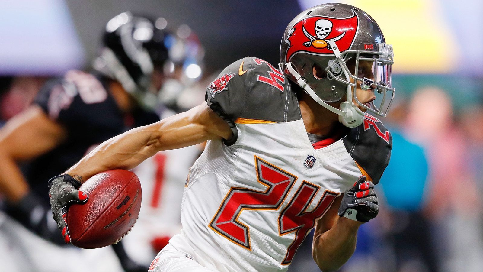 
                <strong>Platz 9: Brent Grimes</strong><br>
                2006 wurde Grimes als ungedrafteter Free Agent von den Atlanta Falcons verpflichtet, sollte aber vorerst bei den Hamburg Sea Devils in der NFL Europe Erfahrung sammeln. Mit Hamburg gewann er 2007 den World Bowl gegen die Frankfurt Galaxy. Zurück in den Staaten erarbeitete sich Grimes einen Stammplatz bei den Falcons und gilt noch heute als einer der besten Cornerbacks. Von 2013 bis 2015 war er im Dress der Miami Dolphins tätig, anschließend folgten drei Jahre bei den Tampa Bay Buccaneers. Im Alter von 35 Jahren beendete er im Jahr 2018 seine Laufbahn.
              