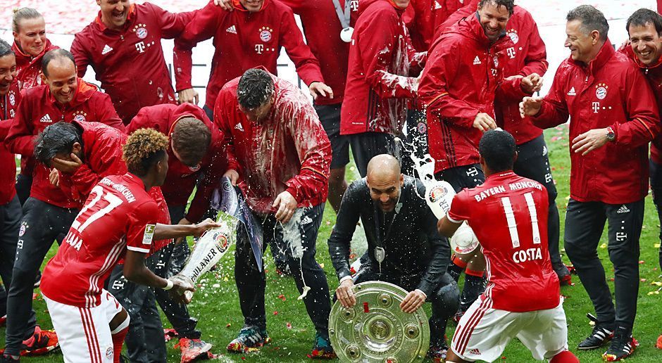 
                <strong>Pep Guardiola Bierdusche</strong><br>
                Guardiola scheint die Bierparty jedoch durchaus zu genießen. Prost!
              