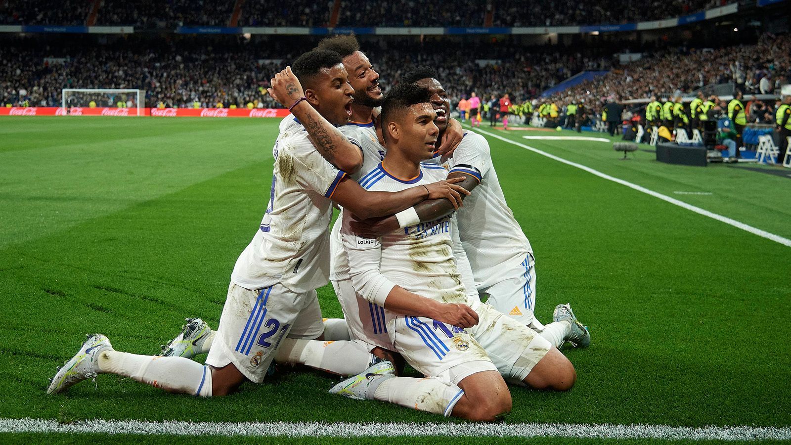 
                <strong>La Liga: Real Madrid ist durch</strong><br>
                Während Meister Atletico Madrid sogar um die Qualifikation für die Champions League bangen muss, schnappt sich Stadtrivale Real souverän die Meisterschaft. Die Königlichen machten mit einem souveränen 4:0-Erfolg über Espanyol Barcelona den 35. spanischen Meistertitel klar. Real-Trainer Carlo Ancelotti leistete derweil Historisches. Nach Meisterschaften in Italien mit dem AC Mailand, England mit dem FC Chelsea, Frankreich mit Paris Saint-Germain und Deutschland mit dem FC Bayern München gewann der 62-Jährige nun auch Spaniens Liga und ist damit der erste Trainer, der in allen "Top Five"-Ligen einen Meistertitel gewinnt. 
              