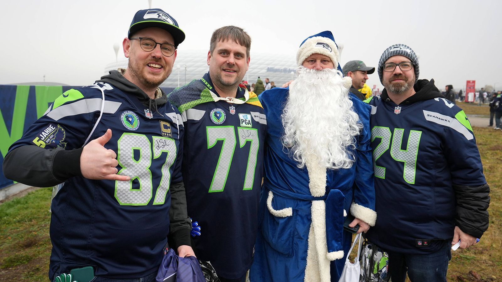 
                <strong>Tampa Bay Buccaneers vs. Seattle Seahawks: Verrückte Fans beim Munich Game</strong><br>
                Der Weihnachtsmann hat sich ebenfalls ins Stadion geschlichen. Allerdings hatten die Bucs keine Geschenke zu verteilen. 
              