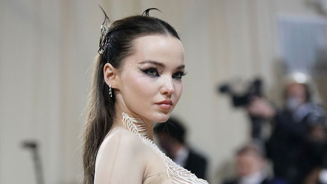 Ein roter Teppich mit großem Glamour-Spektakel – so auch das Make-up von Schauspielerin Dove Cameron.
