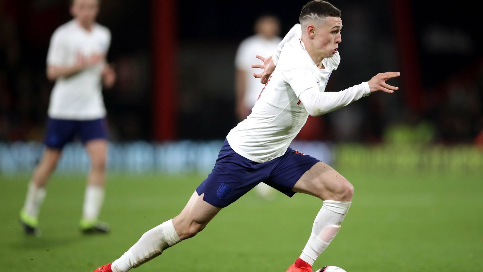 
                <strong>Phil Foden (England)</strong><br>
                Phil Foden ist ein Eigengewächs von Manchester City, kommt unter Pep Guardiola aufgrund der starken Konkurrenz allerdings nur unregelmäßig zum Einsatz. Der 19-jährige Mittelfeldspieler gilt dennoch als eines der begehrtesten Talente des englischen Fußballs. Laut Medienberichten war auch Borussia Dortmund an ihm interessiert. Foden verlängerte seinen Vertrag in Manchester allerdings bis zum Jahre 2024.   
              