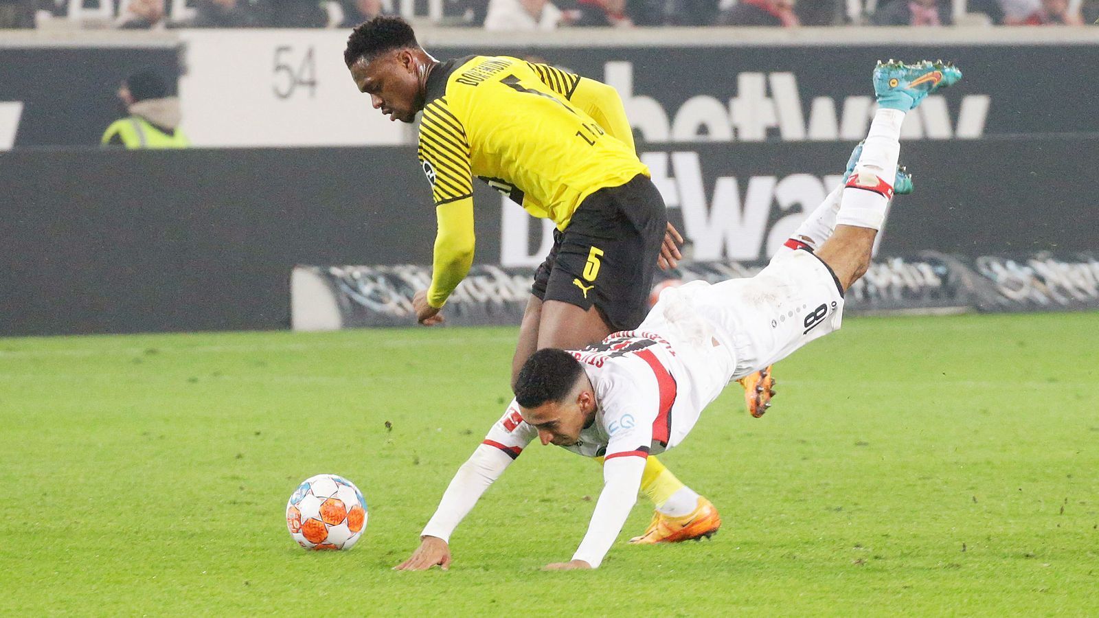 
                <strong>Dan-Axel Zagadou</strong><br>
                Gewinnt kurz nach der Pause einen wichtigen Zweikampf gegen Marmoush. Bleibt auch sonst fehlerfrei. Klärt kurz vor Schluss gut gegen Coulibaly ran-Note: 3
              