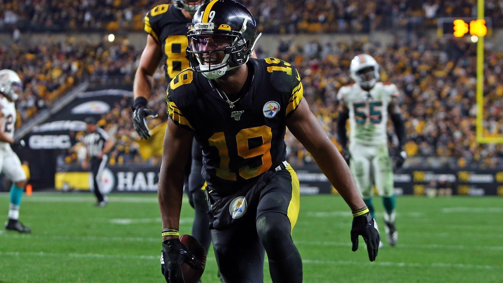 
                <strong>Pittsburgh Steelers: JuJu Smith-Schuster (Offense)</strong><br>
                Viele Experten erwarteten schon im vergangenen Jahr mit Spannung, ob JuJu auch ohne Antonio Brown als bester Wide Receiver des Teams glänzen kann. Smith-Schuster konnte es nicht, doch ohne Big Ben waren die Stats und Leistungen des Receivers verfälscht, daher beginnt JuJu 2020 wieder bei Null. Der ehemalige Zweitrunden-Pick steht mit Roethlisberger in der Verantwortung, abzuliefern. Denn nur so bieten sich Rookie Chase Claypool und Zweitjahres-Profi Diontae Johnson die Lücken, die sie brauchen, um sich in der NFL dauerhaft durchzusetzen. Ist JuJu wieder ein Schatten seiner selbst, könnte die gesamte Offense ins Stocken geraten.
              